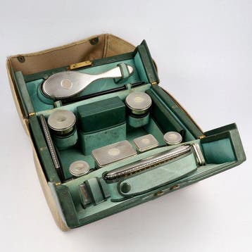 George Henry James (Londen, 1925/1926) Necessaire /
