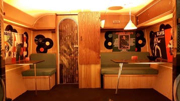 Podium Caravan in de vorm van een retro radio + grote LPs, Ophalen, Gebruikt, Decoratie
