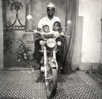 Sanlé Sory (1943) - Avec enfants et moto au studio - 1975
