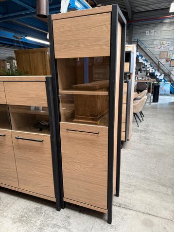 Serval vitrine smal, blonde oak, Huis en Inrichting, Kasten | Vitrinekasten, Nieuw, Glas