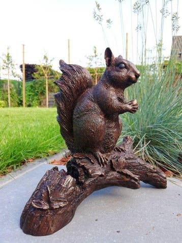 Beeldje - A lifelike squirrel - Brons