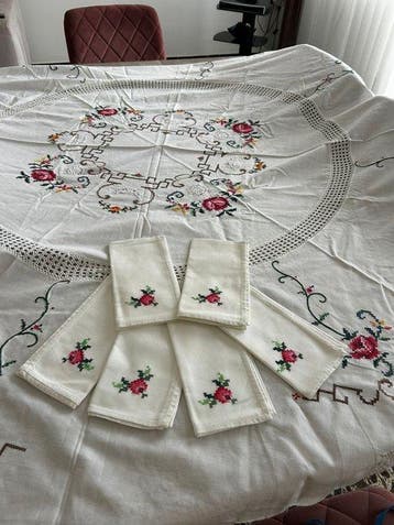Tovaglia rotonda con ricamo punto croce ed uncinetto in puro, Antiek en Kunst