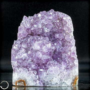 Natuurlijke amethystdruse met een intensieve violette