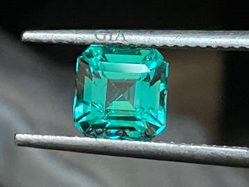 1 pcs Groen, Blauw Smaragd - 1.80 ct - Gemological Institute, Nieuw