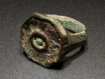 Viking periode Brons Massieve ring met een reliëf