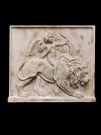 sculptuur, Bassorilievo  Cupido Con Il Leone  - 25 cm -