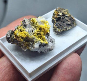 wulfeniet & mimetiet Kristallen op matrix - Hoogte: 6 cm -