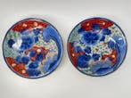 2 Oude Imari, Kinrande, goudbeschilderde pioenborden met