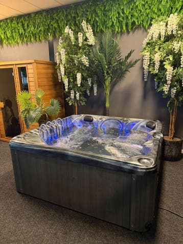 Jacuzzi / spa 200x200 – plug & play 220V – 5 pers. – 50 jets, Ophalen, Zo goed als nieuw, Pomp, Vast
