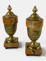 Decoratief ornament (2) - Frankrijk - Een paar ornamenten