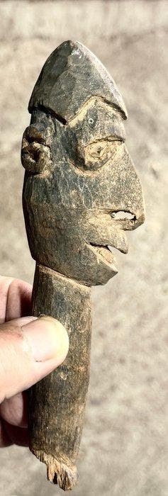 Voorouderfiguur uit speerhout - Asmat - Papoea Barat (Zonder