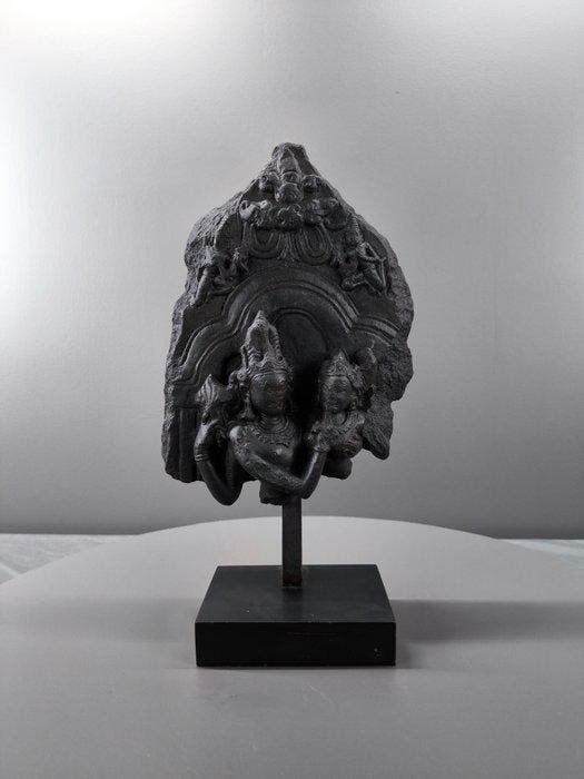 PALA PERIOD Een fragment van een zwarte stele die, Antiek en Kunst, Antiek | Overige Antiek