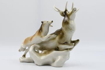 Royal Dux Porzellan-Manufaktur - Beeldje - Stag attacked by