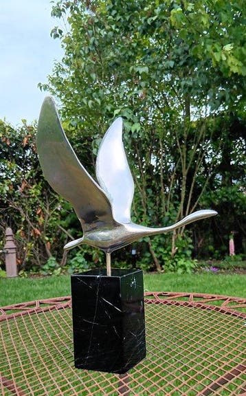 sculptuur, gans in vlucht op marmeren zuil - 33 cm -