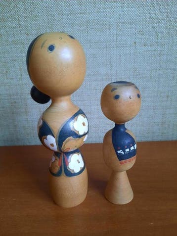 Twee expressieve vintage kokeshi’s van Japanse prijswinnaar,