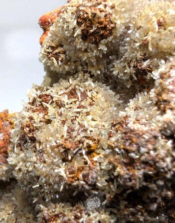 Naaldvormige smithsoniet in mangaan, een zeer zeldzaam