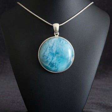 Een uitzonderlijk stuk. Natuurlijke larimar. Gezet in 925