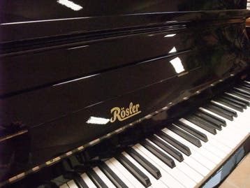 Rösler piano, 109cm hoog, zwart hoogglans * Warme Piano *, Gebruikt, Verzenden, Zwart, Piano