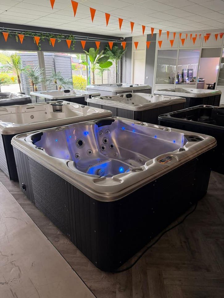 5-persoons Plug & Play Jacuzzi / Spa, Tuin en Terras, Bubbelbaden en Hottubs, Vast, Zo goed als nieuw, Afdekzeil, Pomp, Trap, Ophalen