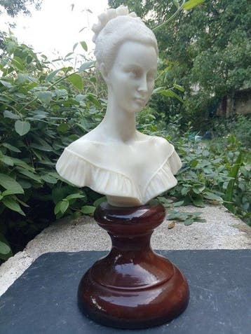 Buste, Manon Lescaut (1731) - 25 cm - Albast