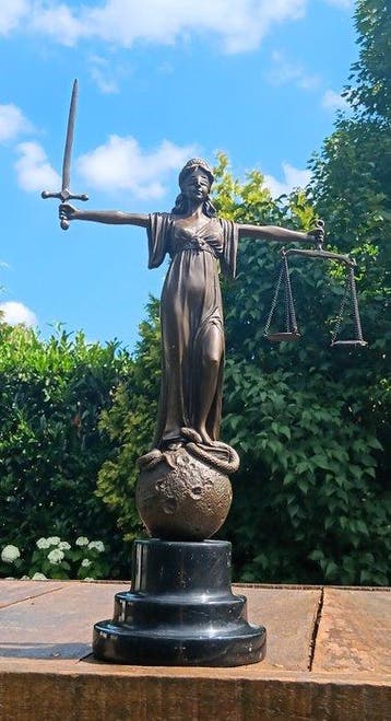 Beeld, Justitia godin van gerechtigheid - 46 cm - brons