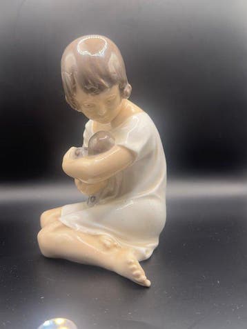 Royal Copenhagen - Ada Bonfils - Beeldje, Menina com Boneca