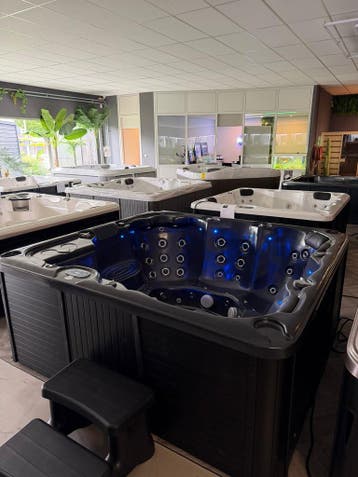 Luxe Zwarte Jacuzzi / Spa – 210x220 cm – Plug & Play (220V), Ophalen, Zo goed als nieuw, Pomp, Vast