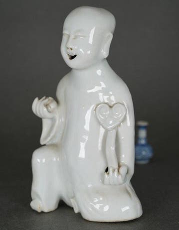 Kangxi (1662-1722) - Beeldje - Seated Boy holding a Peach