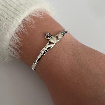 Zilveren Claddagh bangle armband, Sieraden, Tassen en Uiterlijk, Verzenden, Nieuw, Zilver