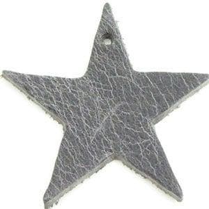 2 x DQ leer hanger ster 4,5 cm x 2 mm Cool Grey Reptil, Ophalen of Verzenden, Nieuw, Bedel