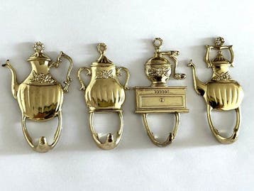 Vier messing wandhaken voor in de keuken - Wandrek - leuke, Antiek en Kunst, Curiosa en Brocante