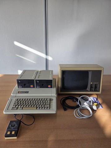 Apple IIe with Apple Monitor III, 2 Disk II drives,, Nieuw