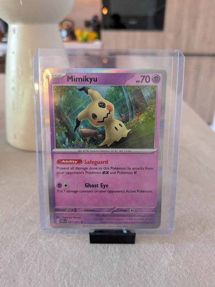 Mimikyu 037/091 - Paldean Fates, Hobby en Vrije tijd, Verzamelkaartspellen | Pokémon, Nieuw, Verzenden