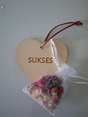 Houten hart met tekst en potpourrizakje., Nieuw, Ophalen of Verzenden, Wandbord, Handgemaakt