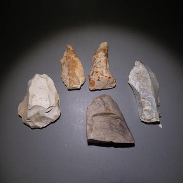 Neolithisch 5 vuurstenen. 8,5 cm lang. Mes - 5000 v.Chr.