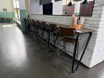 Online veiling: Baropstelling met bartafel en barkrukken, Nieuw in verpakking