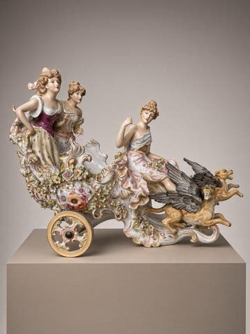 Beeldje - Three women in a floral rococo-style chariot drawn