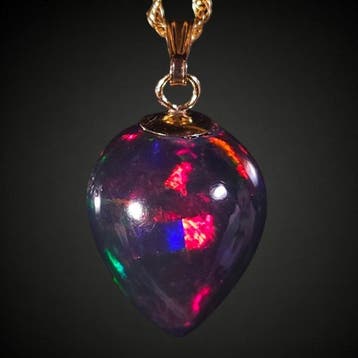 Geen reserve – 7,45 ct rode dominante opaal gezet in een