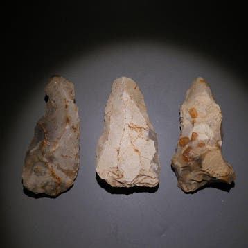 Michelsberg, Neolithisch 3 vuurstenen, 11 cm lang. Mes -