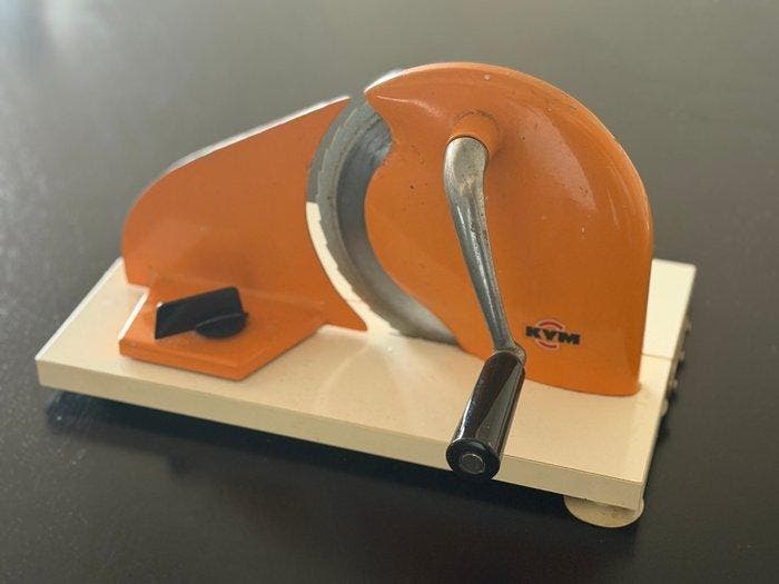 KYM - KYM - Broodsnijmachine - Hout, Metaal - Vintage, Antiek en Kunst, Antiek | Keukenbenodigdheden