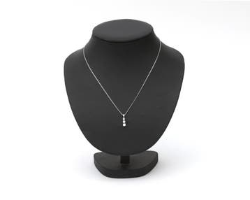 Een 14 krt. witgouden hanger met diamant aan collier, Gebruikt
