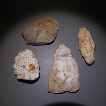 Neolithisch 4 vuurstenen. 9,5 cm lang. Mes - 5000 v.Chr.