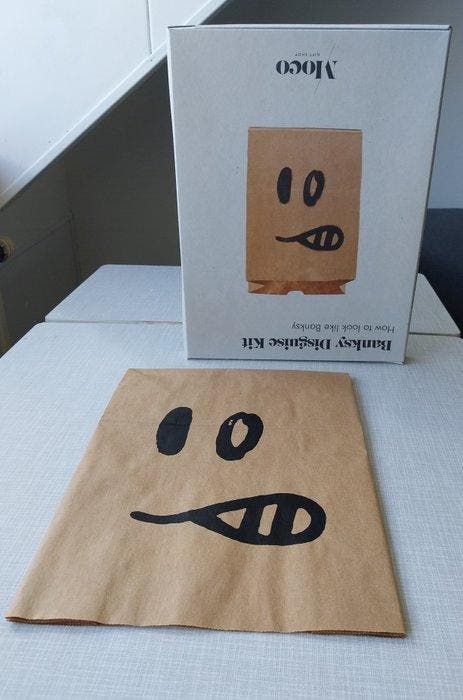 Banksy (1974) - Banksy Disguise Kit, Antiek en Kunst, Kunst | Designobjecten