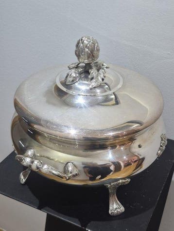 Gran sopera francesa con tapa en metal plateado – estilo