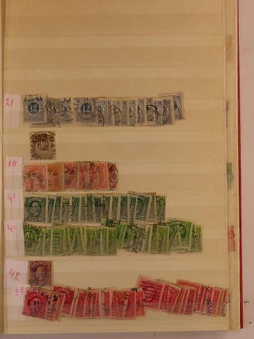 Zweden veel zegels in voorraadboek met klassiek, Postzegels en Munten, Ophalen of Verzenden