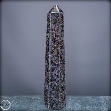 Natuurlijke Merlinit-obelisk – Zeldzame, mystiek aandoende