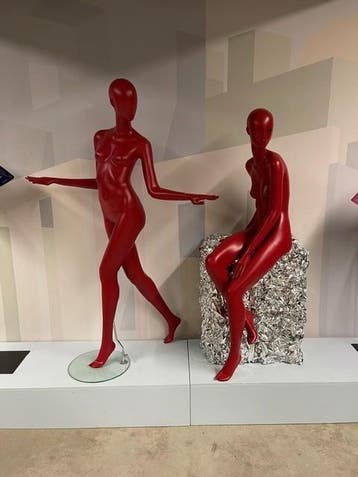 unieke etalagepoppen gebruikt bij een expositie, Verzenden