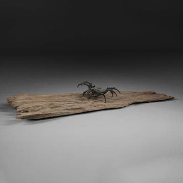 Okimono-ensemble van een krab op drijfhout - Hout, Brons -