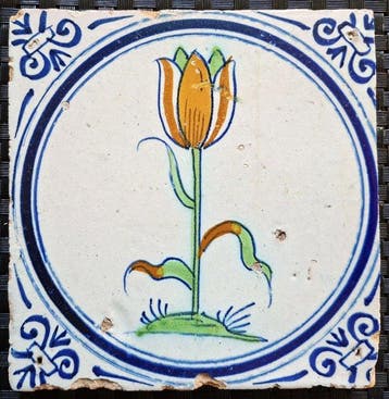 Tegel - Antieke tegel met tulp. - 1600-1650
