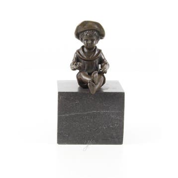 EEN BRONZEN ZITTENDE JONGEN OP EEN GROTE MARMEREN SOKKEL, Verzenden, Nieuw